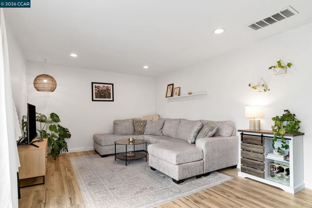 825 Oak Grove Rd 30, Concord, CA 94518