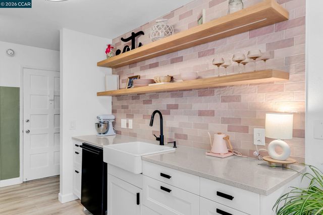 825 Oak Grove Rd 30, Concord, CA 94518