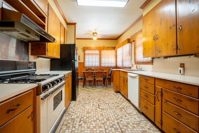 908 W Barnes Avenue, Comanche, TX 76442