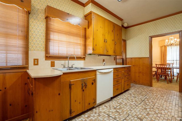 908 W Barnes Avenue, Comanche, TX 76442
