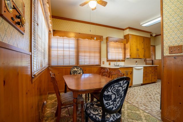 908 W Barnes Avenue, Comanche, TX 76442