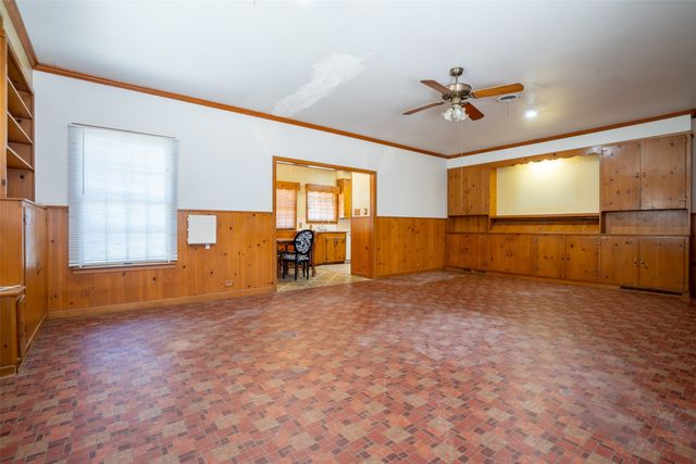 908 W Barnes Avenue, Comanche, TX 76442