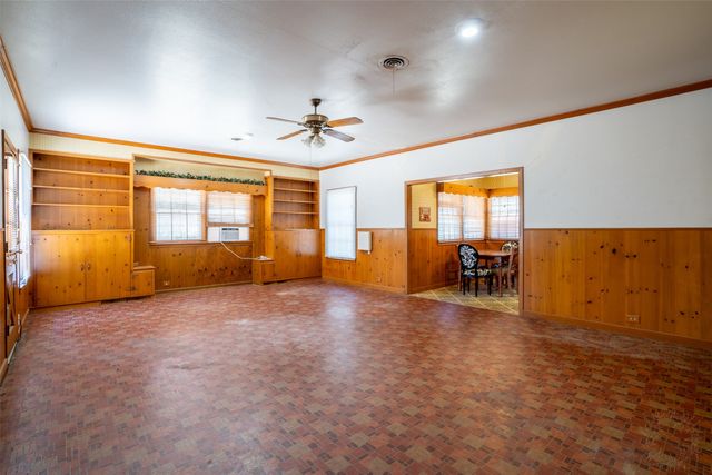 908 W Barnes Avenue, Comanche, TX 76442