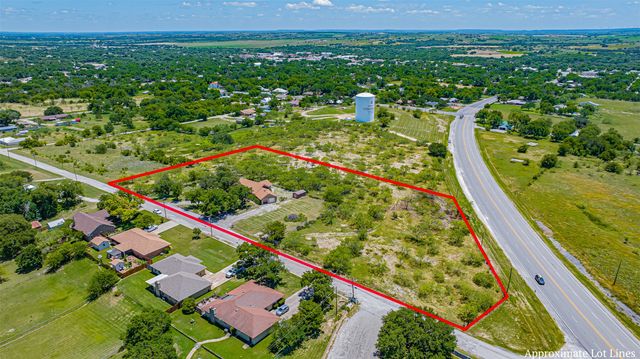908 W Barnes Avenue, Comanche, TX 76442