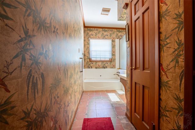 908 W Barnes Avenue, Comanche, TX 76442