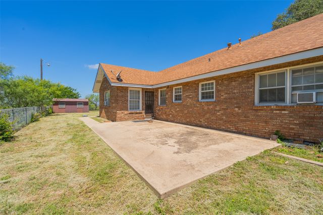 908 W Barnes Avenue, Comanche, TX 76442