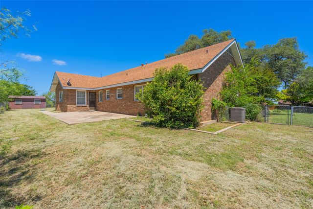 908 W Barnes Avenue, Comanche, TX 76442