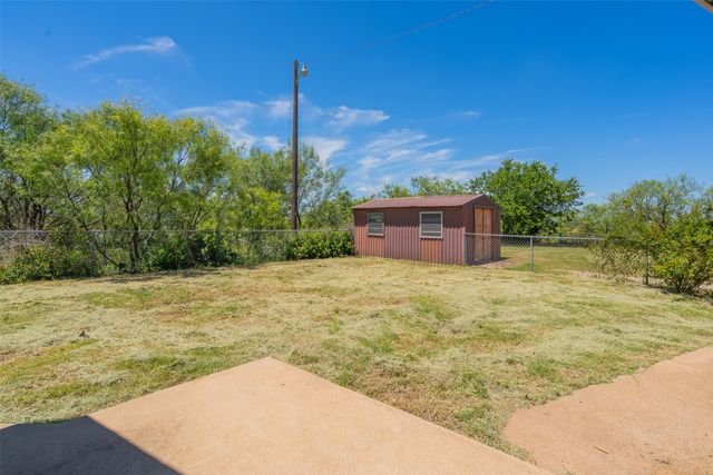 908 W Barnes Avenue, Comanche, TX 76442