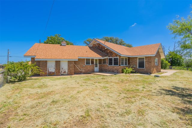 908 W Barnes Avenue, Comanche, TX 76442