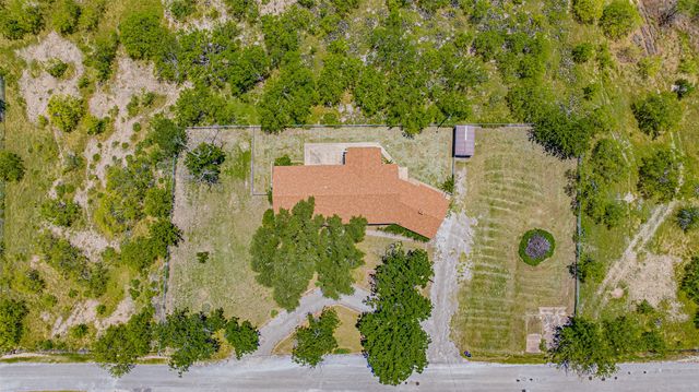 908 W Barnes Avenue, Comanche, TX 76442