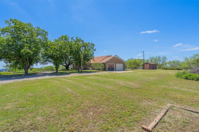 908 W Barnes Avenue, Comanche, TX 76442
