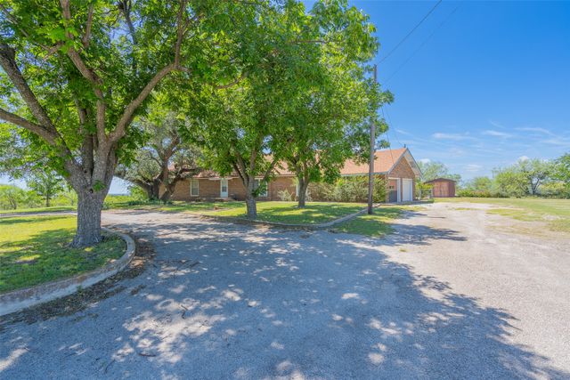 908 W Barnes Avenue, Comanche, TX 76442