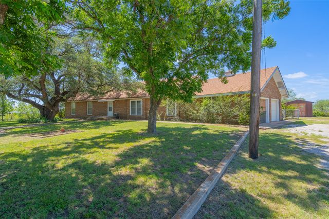 908 W Barnes Avenue, Comanche, TX 76442