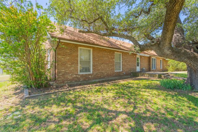 908 W Barnes Avenue, Comanche, TX 76442