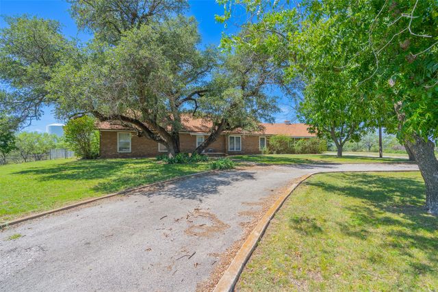 908 W Barnes Avenue, Comanche, TX 76442
