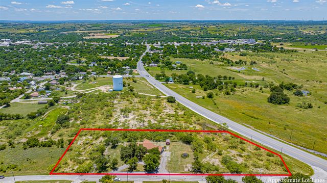 908 W Barnes Avenue, Comanche, TX 76442