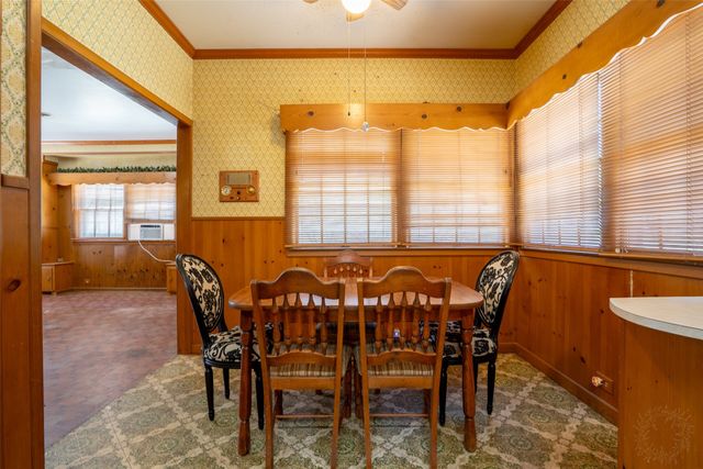908 W Barnes Avenue, Comanche, TX 76442