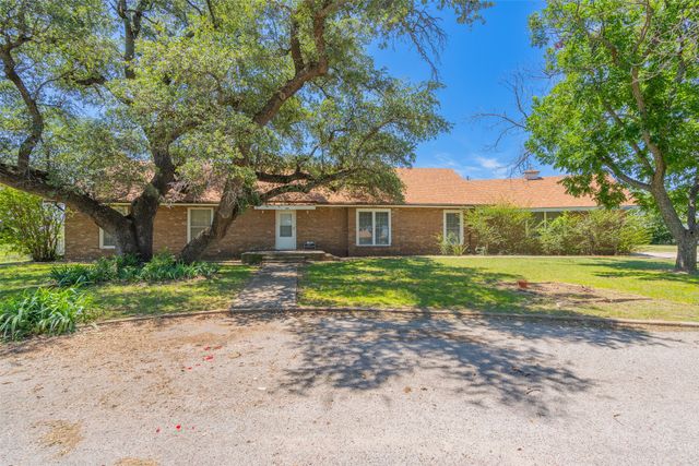 908 W Barnes Avenue, Comanche, TX 76442