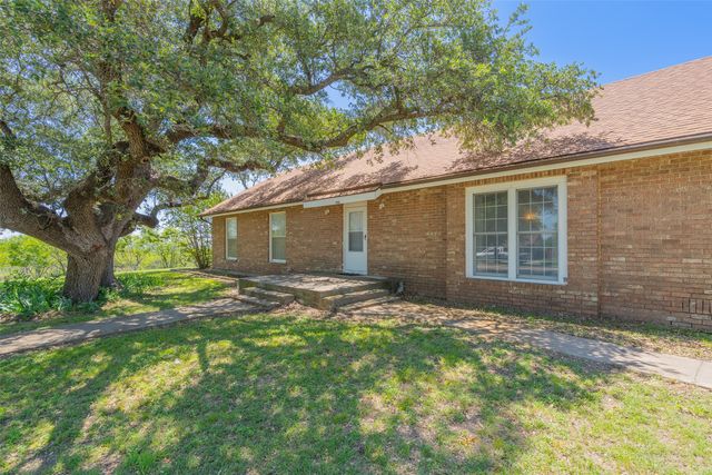 908 W Barnes Avenue, Comanche, TX 76442