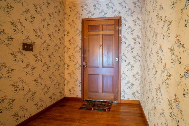 908 W Barnes Avenue, Comanche, TX 76442
