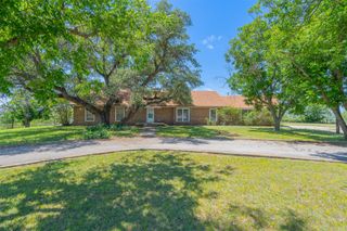 908 W Barnes Avenue, Comanche, TX 76442