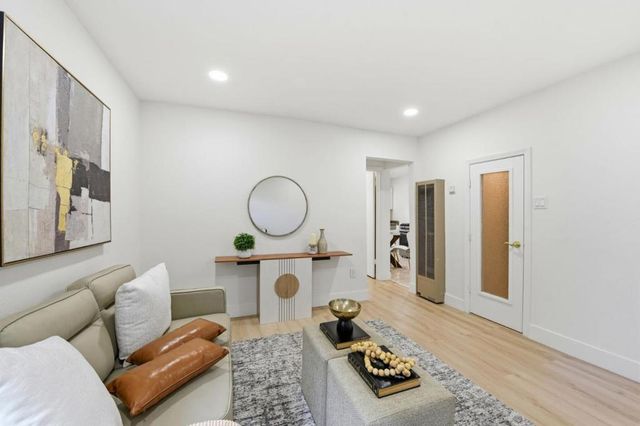 2115 University Avenue, Mountain View, CA 94040