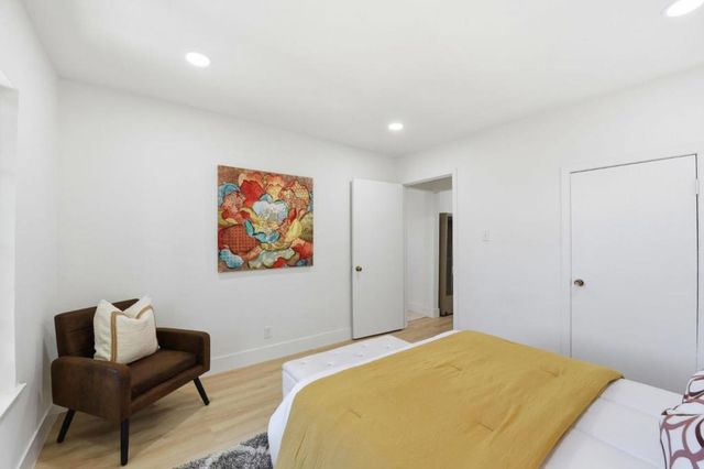 2115 University Avenue, Mountain View, CA 94040