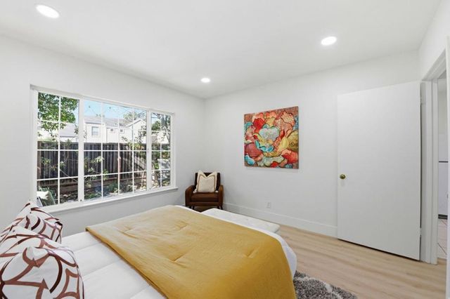 2115 University Avenue, Mountain View, CA 94040