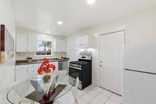 2115 University Avenue, Mountain View, CA 94040