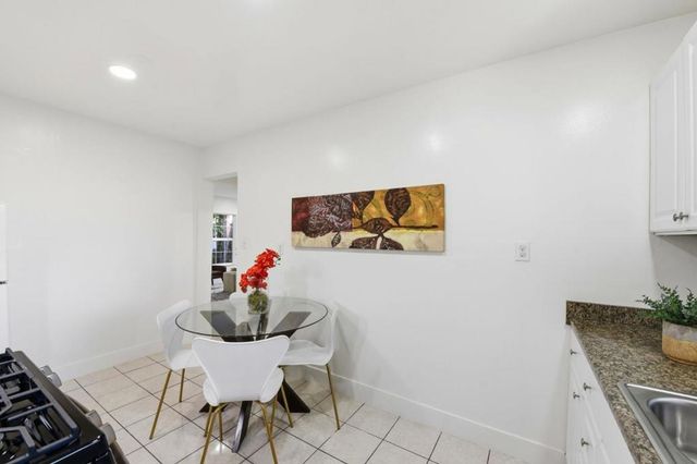 2115 University Avenue, Mountain View, CA 94040