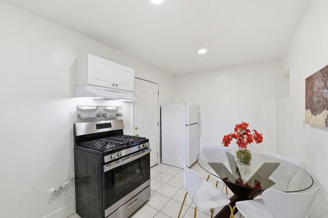 2115 University Avenue, Mountain View, CA 94040