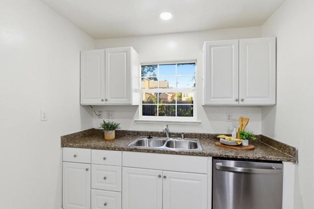 2115 University Avenue, Mountain View, CA 94040