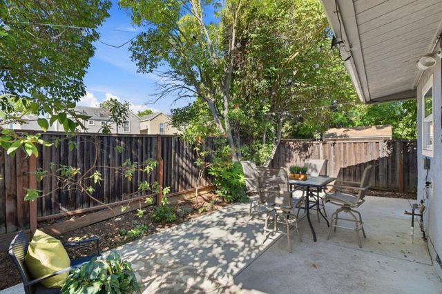 2115 University Avenue, Mountain View, CA 94040
