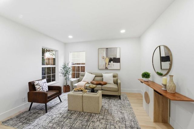 2115 University Avenue, Mountain View, CA 94040