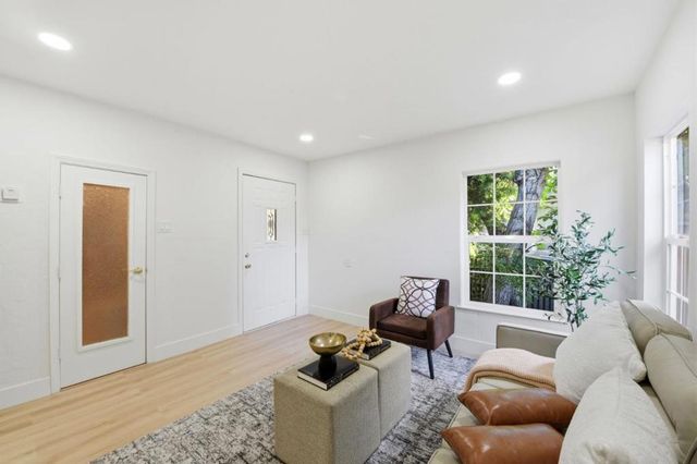 2115 University Avenue, Mountain View, CA 94040