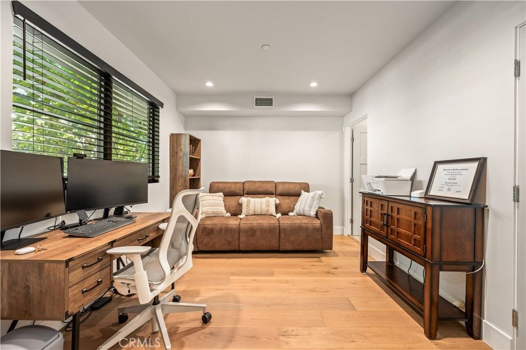 10612 Bloomfield Street, Toluca Lake, CA 91602 — photo 4