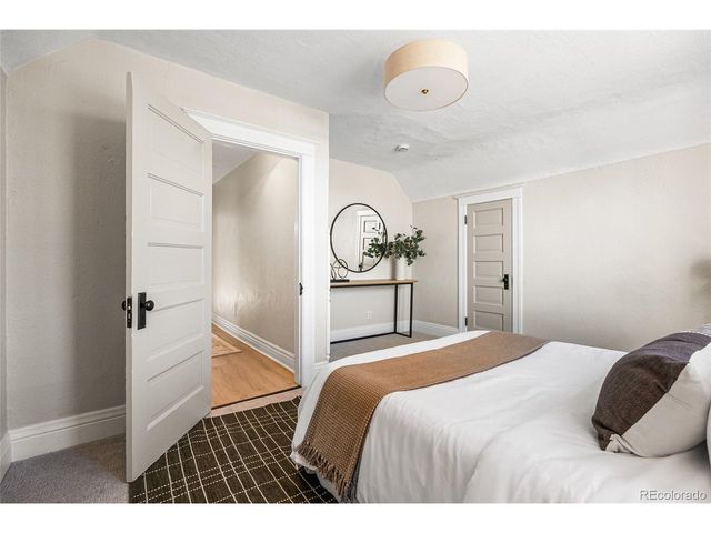 1042 S Pearl St, Denver, CO 80209