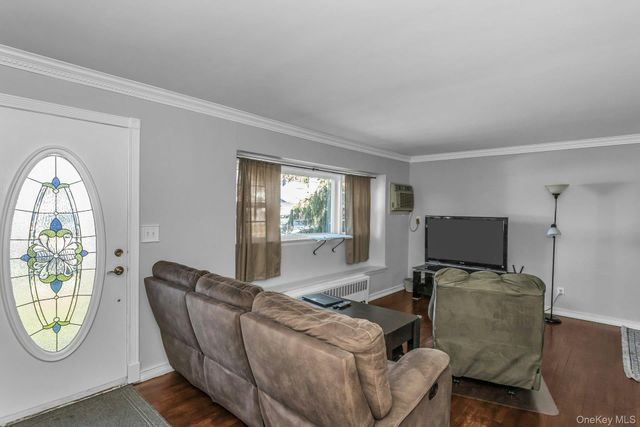 17 Linwood Place, Massapequa Park, NY 11762