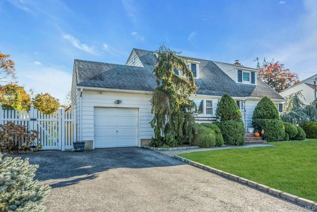 17 Linwood Place, Massapequa Park, NY 11762