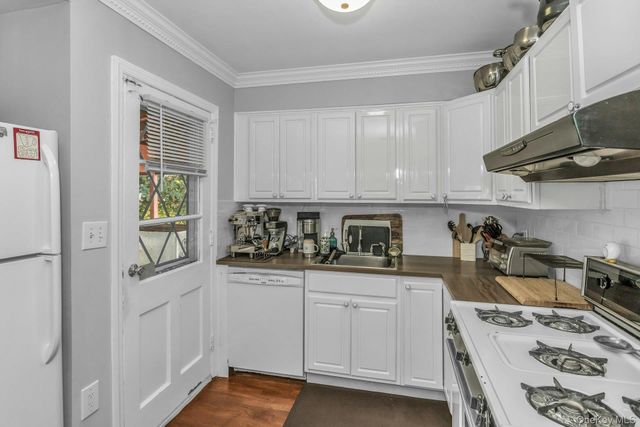 17 Linwood Place, Massapequa Park, NY 11762