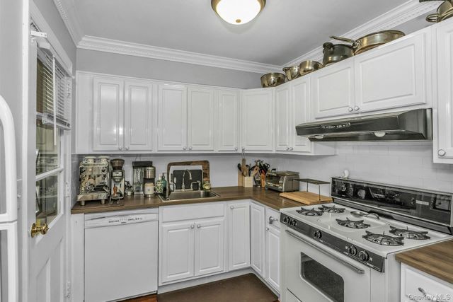 17 Linwood Place, Massapequa Park, NY 11762