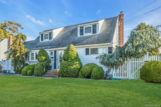 17 Linwood Place, Massapequa Park, NY 11762