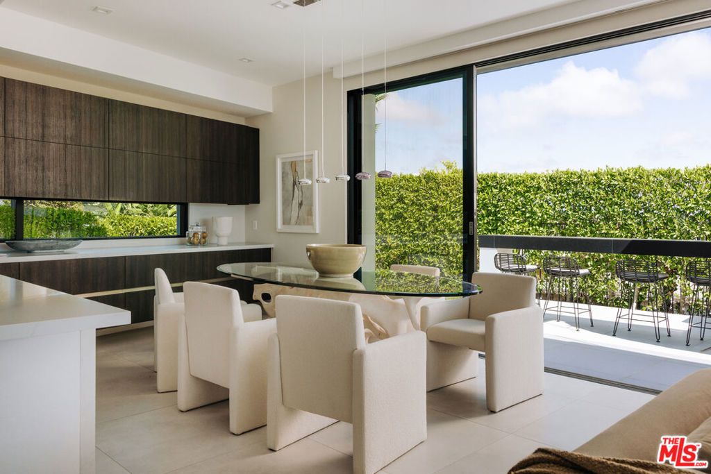 Image 11 of property listing at 2162 Westridge Road, Los Angeles, CA 90049