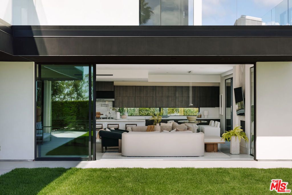 Image 13 of property listing at 2162 Westridge Road, Los Angeles, CA 90049