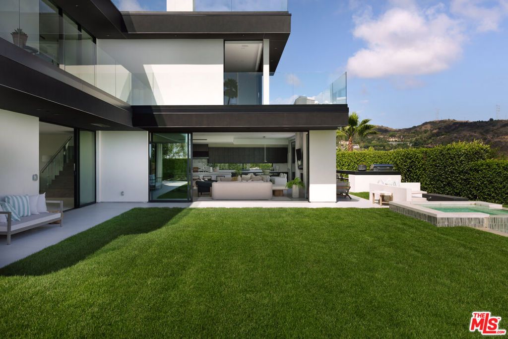 Image 17 of property listing at 2162 Westridge Road, Los Angeles, CA 90049