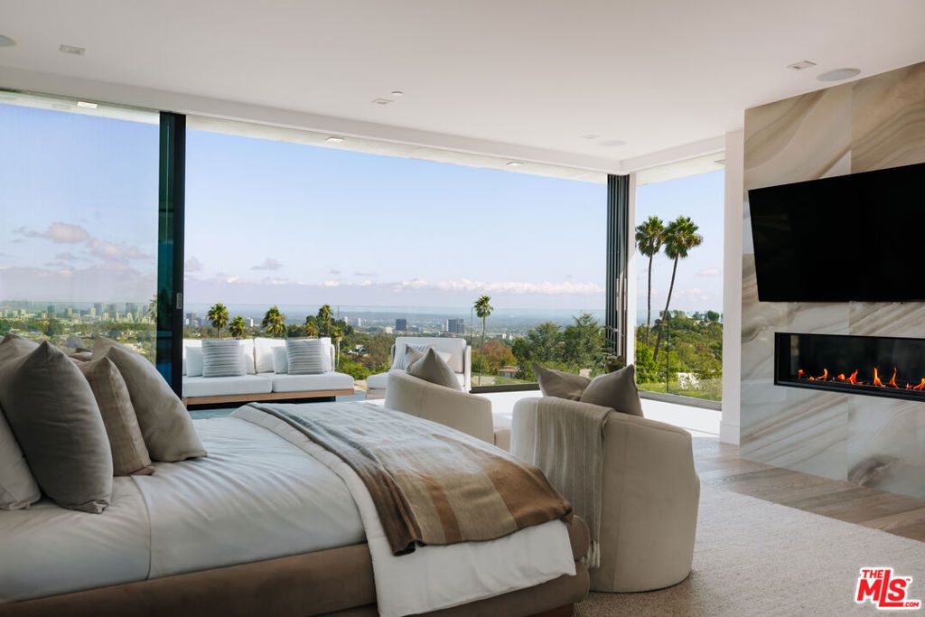 Image 19 of property listing at 2162 Westridge Road, Los Angeles, CA 90049