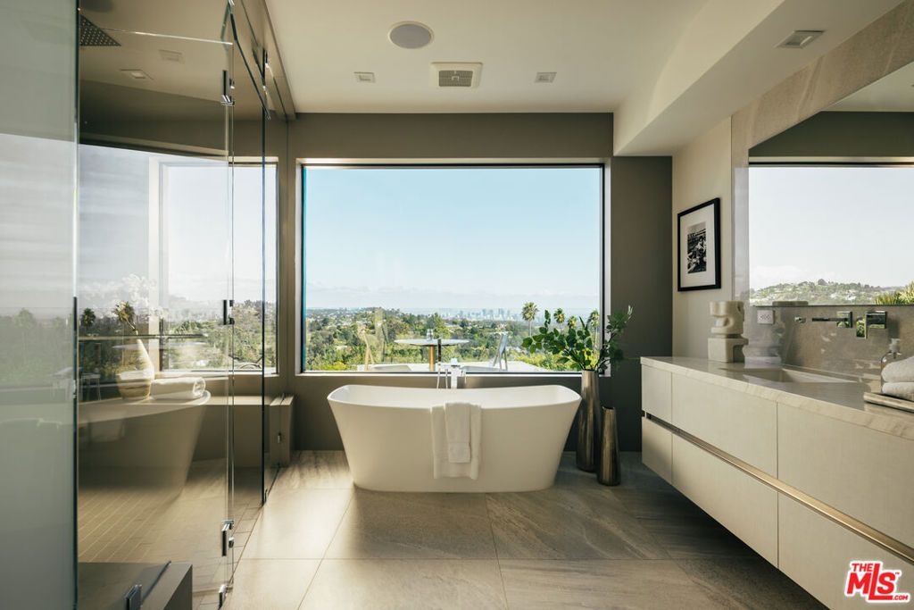 Image 21 of property listing at 2162 Westridge Road, Los Angeles, CA 90049