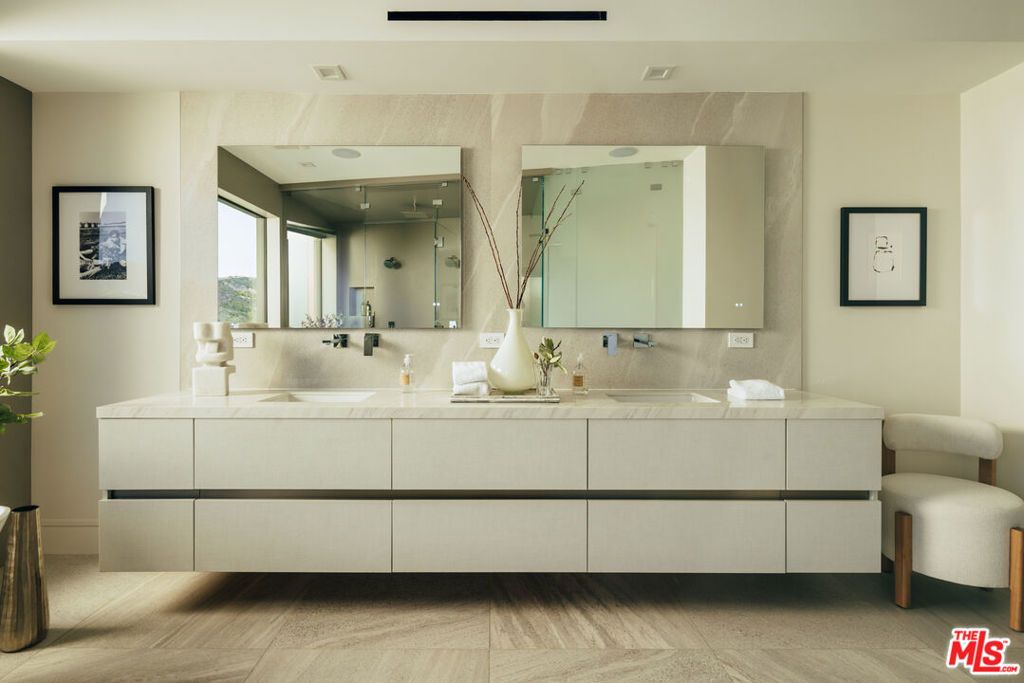 Image 22 of property listing at 2162 Westridge Road, Los Angeles, CA 90049