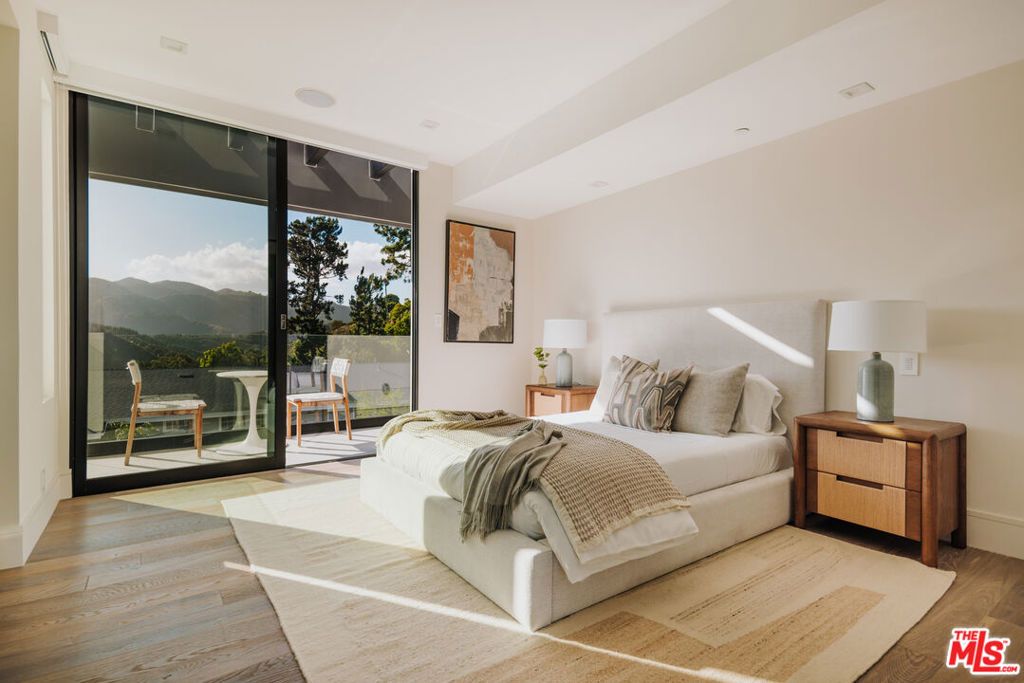 Image 25 of property listing at 2162 Westridge Road, Los Angeles, CA 90049