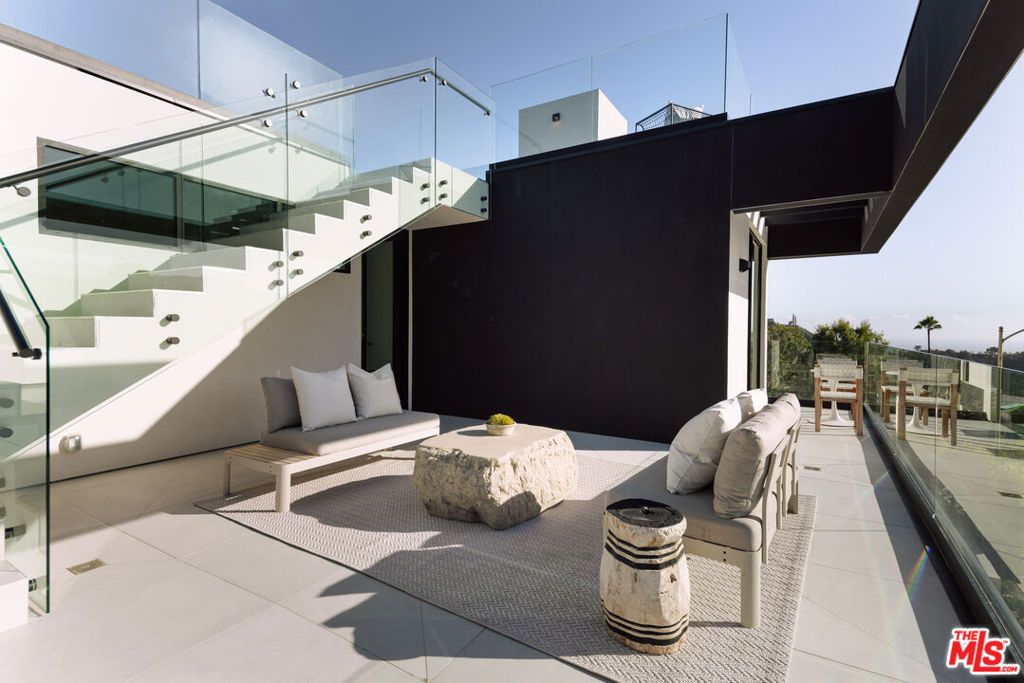 Image 27 of property listing at 2162 Westridge Road, Los Angeles, CA 90049